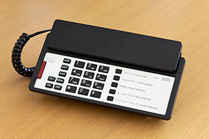 客室電話機も白黒反転の配色で、文字も大きくなっております。