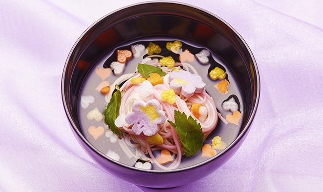 幸せのハート入り紅白温麺