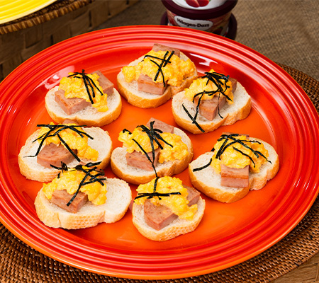 スパムとスクランブルエッグのオープンサンド