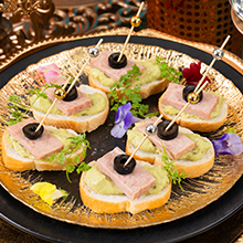 スパムとワカモレの浮かれピンチョス