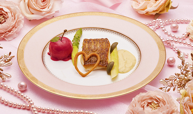 真鯛のポワレとリンゴに見立てたふわふわ白身魚のムース