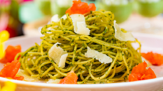 シェフが仕上げるパスタ