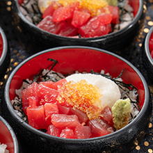 光る汗も弾け飛ぶ!?鉄火丼
