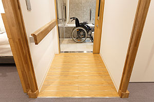 バスルーム入口のドア幅は80cmです。また、バスルームへのアプローチには常設スロープを設置しました。