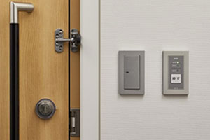 お部屋を出る際は、扉横のボタンを押していただきますとロックが解除いたします。