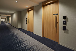 客室入口のドア幅が広く、カードキーセンサーや新聞受けは使いやすい位置に設置しております。
デラックス（ユニバーサルデザイン）幅85cm
ラグジュアリーデラックス（ユニバーサルデザイン）幅90cm
ジュニアスイート（ユニバーサルデザイン）幅90cm
