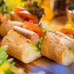 ソーセージとアボカドのバゲットサンド