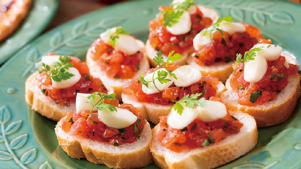 トマトとモッツァレラチーズのブルスケッタ