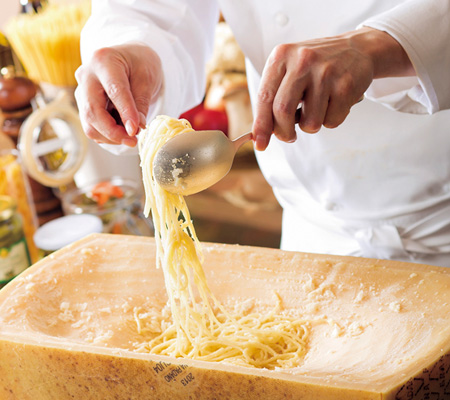 グラナパダーノで和えるスパゲティ